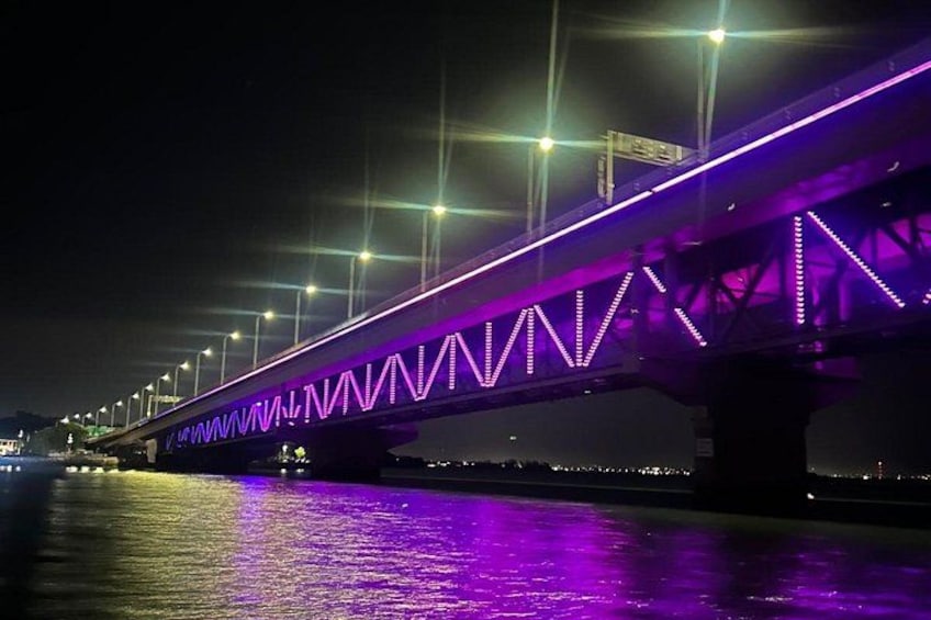 Eine Brücke bei Nacht, beleuchtet mit violettem Licht. 2