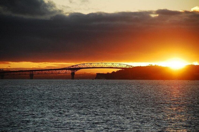En bro över vattnet under solnedgången. 1