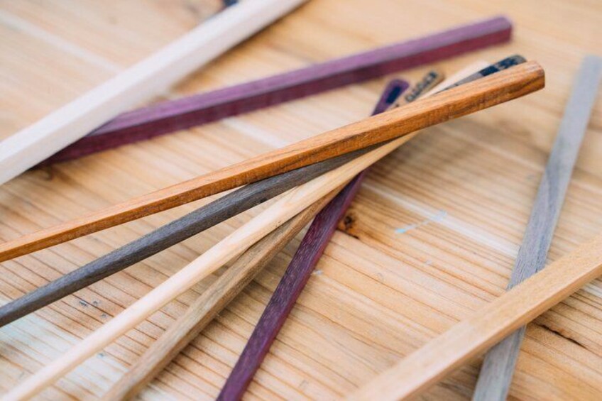 Des baguettes en bois sur un tapis en bambou. 2