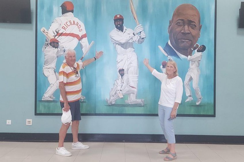 Een muurschildering van cricketspelers. 2