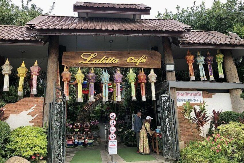 Ein Café namens 'Lalitta Café' mit bunten Laternen über dem Eingang. 5
