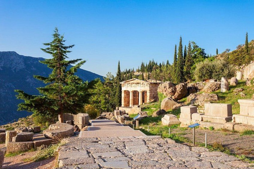 Delphi to Meteora and Thermopylae Tour 5