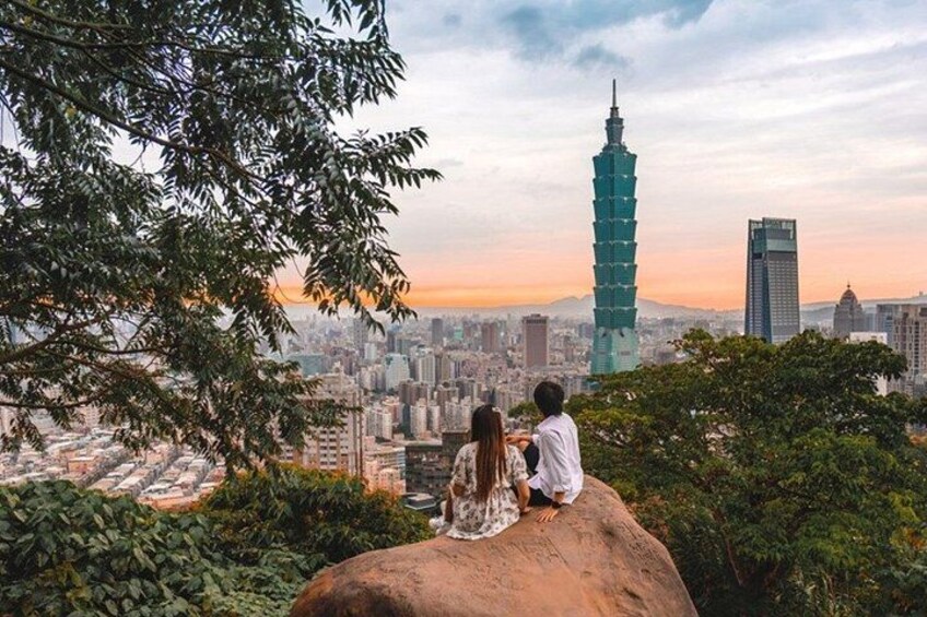 Xiangshan Trail Escape: Skyline Views & Relaxation Experience 1