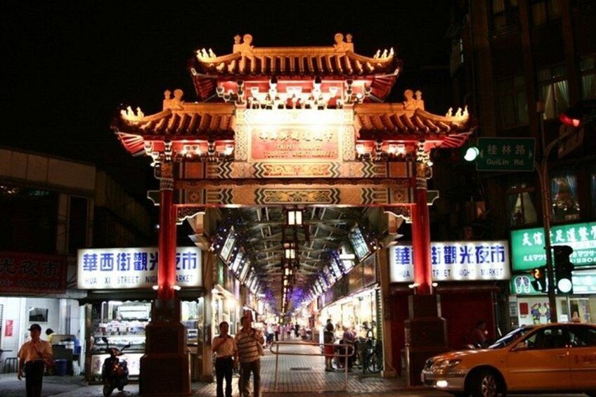 Xiangshan Trail Escape: Skyline Views & Relaxation Experience 4