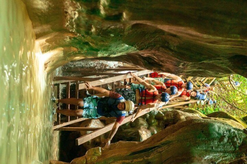 Un grupo de personas haciendo rafting en una vía fluvial estrecha y rocosa. 3