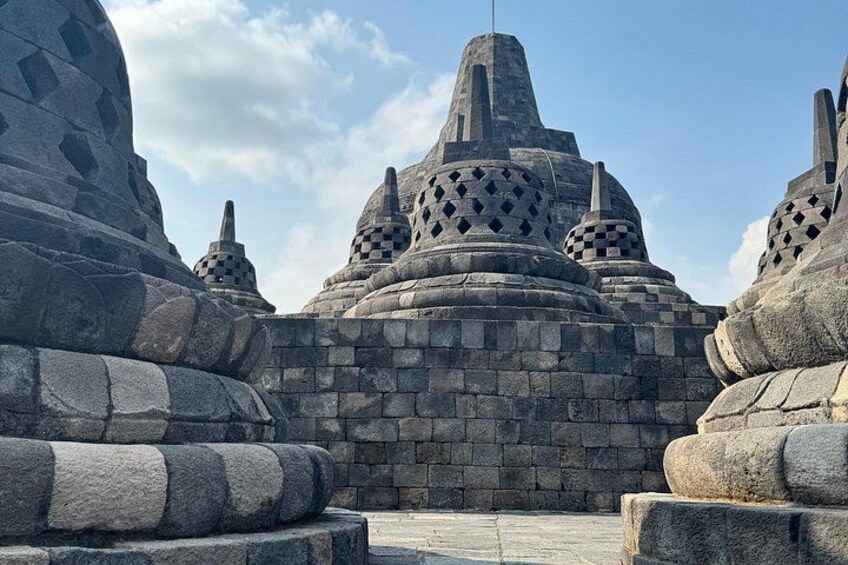 Un temple en pierre doté de plusieurs structures en forme de dôme et de sculptures complexes. 5