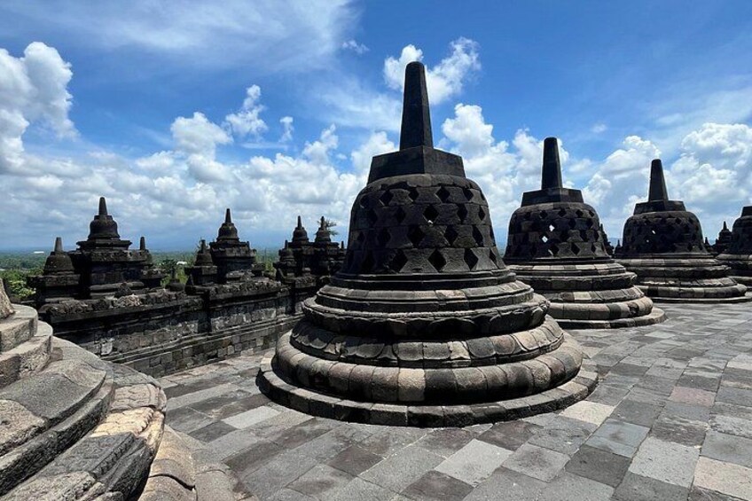 Un ensemble de temples comprenant plusieurs structures en forme de stoupa. 2