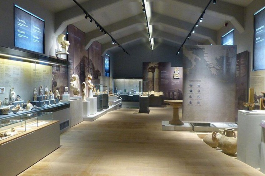 Ett museum inomhus med glasmonter och informationspaneler. 2