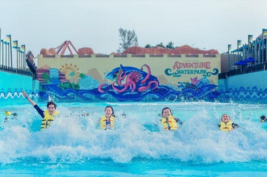 Ein Wasserpark mit einer großen Wandmalerei eines Oktopus und der Aufschrift 'Adventure Waterpark'. 2
