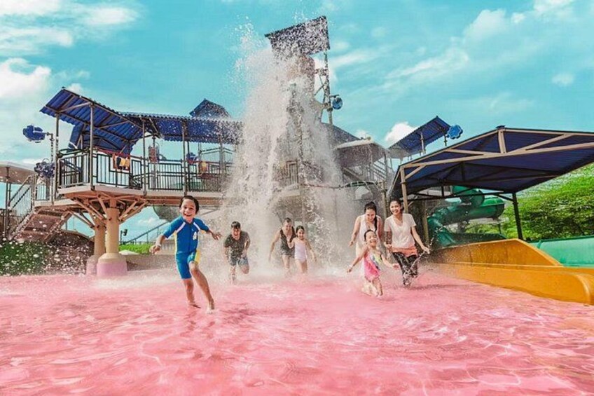 Ein Wasserpark mit Wasserrutsche und Spritzbereich. 3