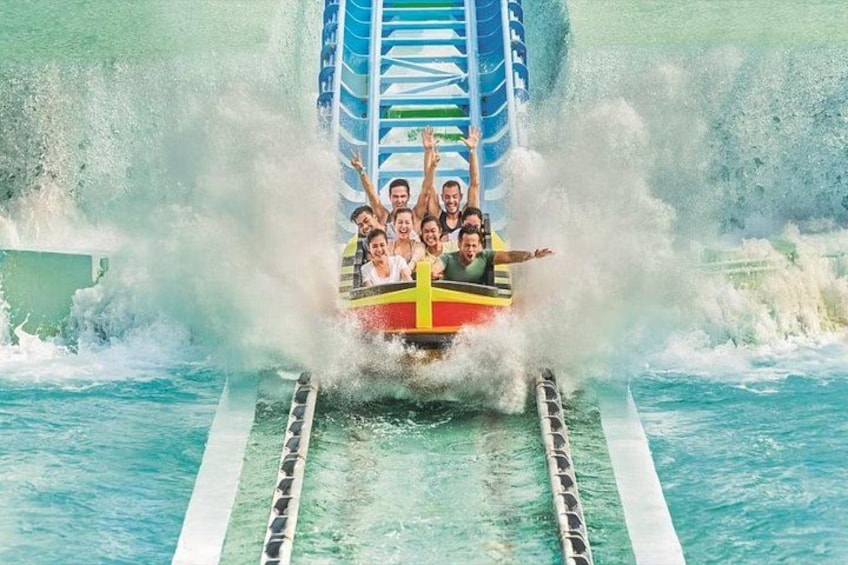 Eine Wasserbahn mit einem Boot, das durch das Wasser gleitet, umgeben von Wellen. 1