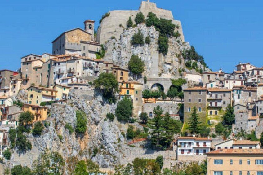 Un pueblo costero con edificios históricos asentados sobre un acantilado rocoso. 2