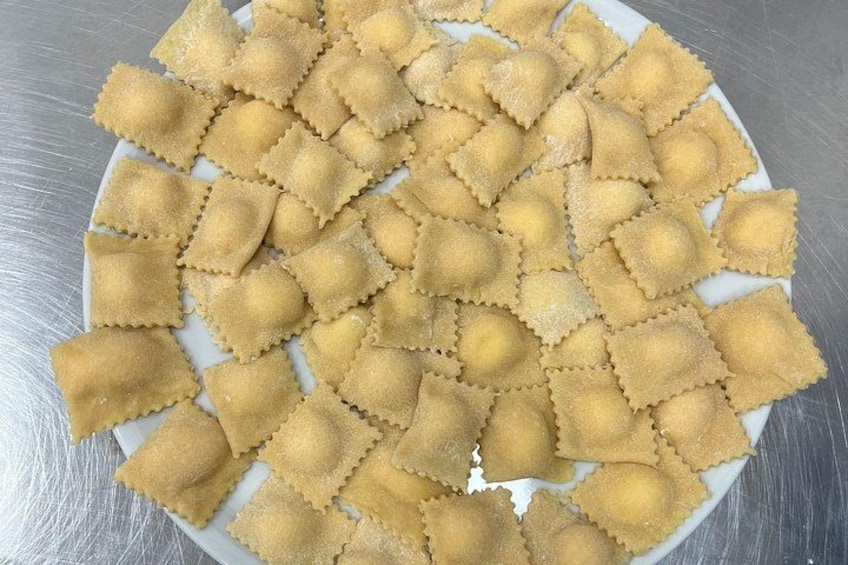 En tallerken med ravioli. 4