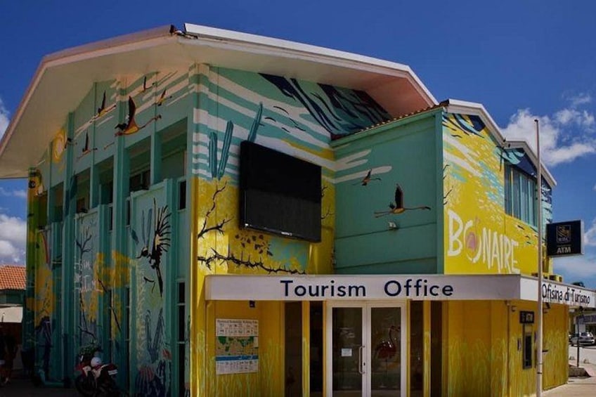 Un edificio colorido con un cartel que dice 'Oficina de Turismo' y 'Bonaire'. 4