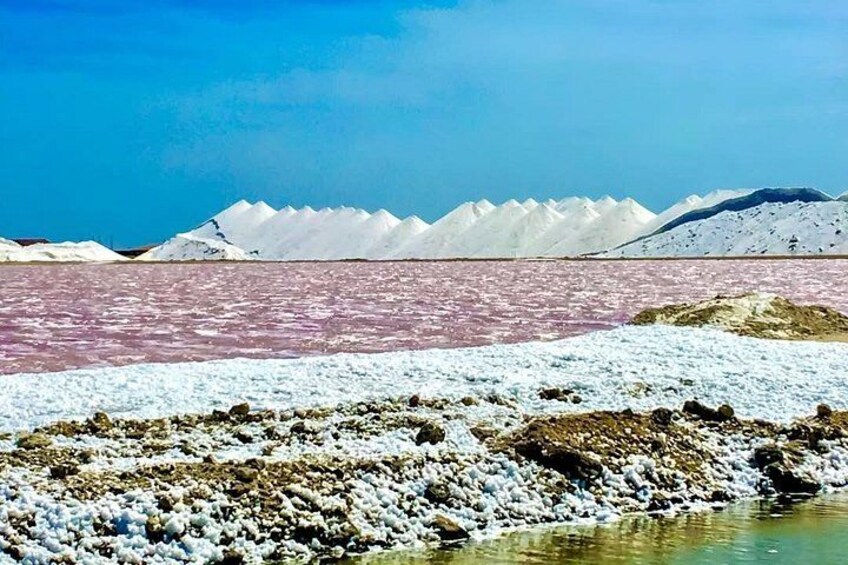 Ein gefrorener See mit schneebedeckten Bergen im Hintergrund. 5