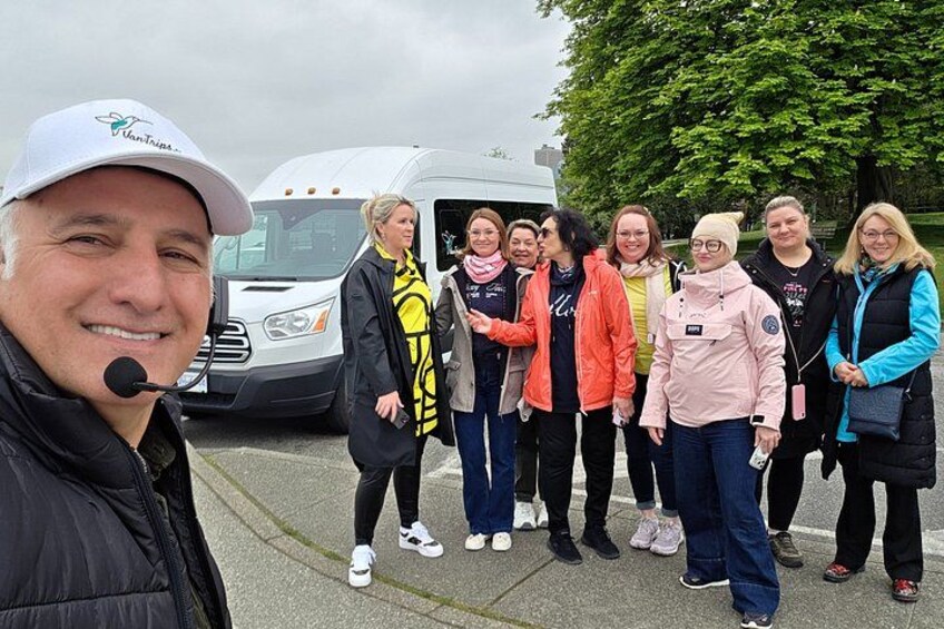 Vancouver City Tour for Small Group + Luggage 2