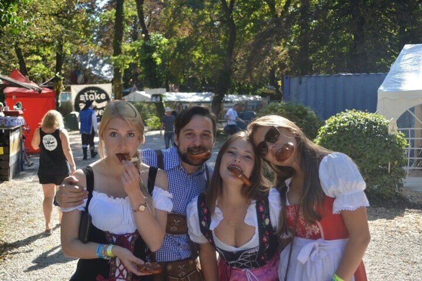 Menschen in traditioneller bayerischer Tracht bei einer Veranstaltung im Freien. 2