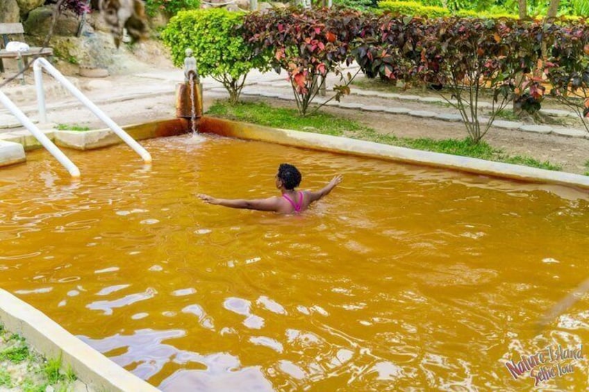 Une personne dans une piscine avec une fontaine. 3