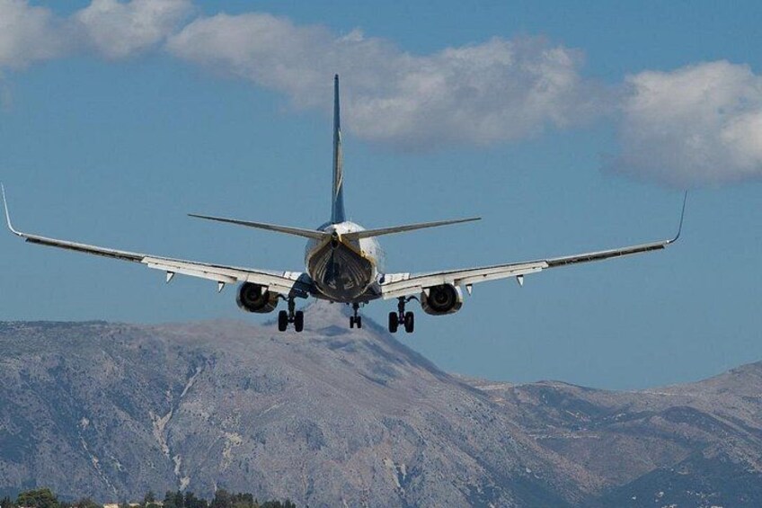 Ein Flugzeug landet, im Hintergrund Berge. 2