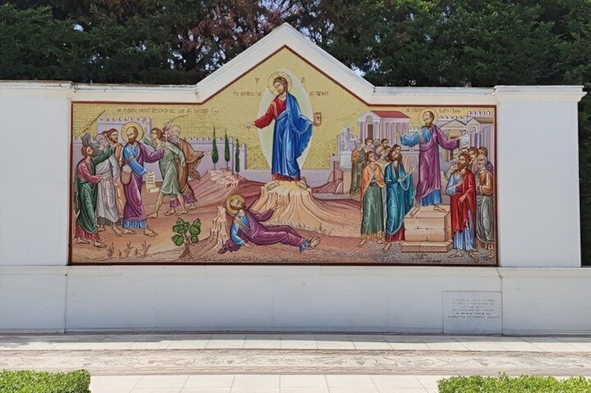 Ein Wandgemälde zeigt eine religiöse Szene mit Personen in traditioneller Kleidung. 3