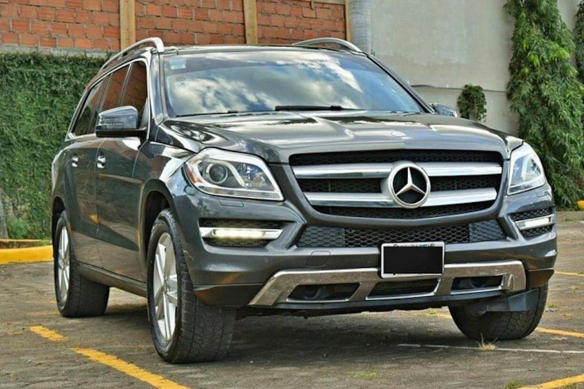 Private transportation with style and distinction.
Ideal for small groups that value comfort and elegance.
Modern, impeccable units with luxury finishes.
Traveling like this is part of the experience. 4