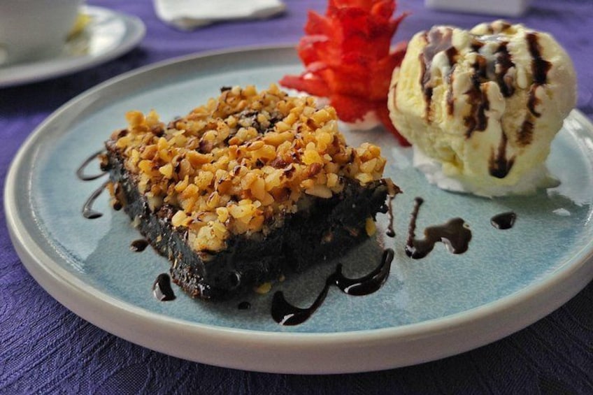 Sweetness that conquers the first bite.
A traditional dessert, soft and full of flavor.
The perfect closure for a delicious experience.
Small, tempting... and simply irresistible. 5