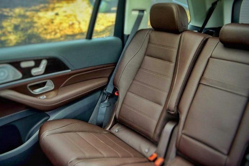 Wide, reclining seats with fine finishes.
Interior air conditioning and space designed for your comfort.
Comfort and privacy in every detail.
Because traveling well, it also feels. 3