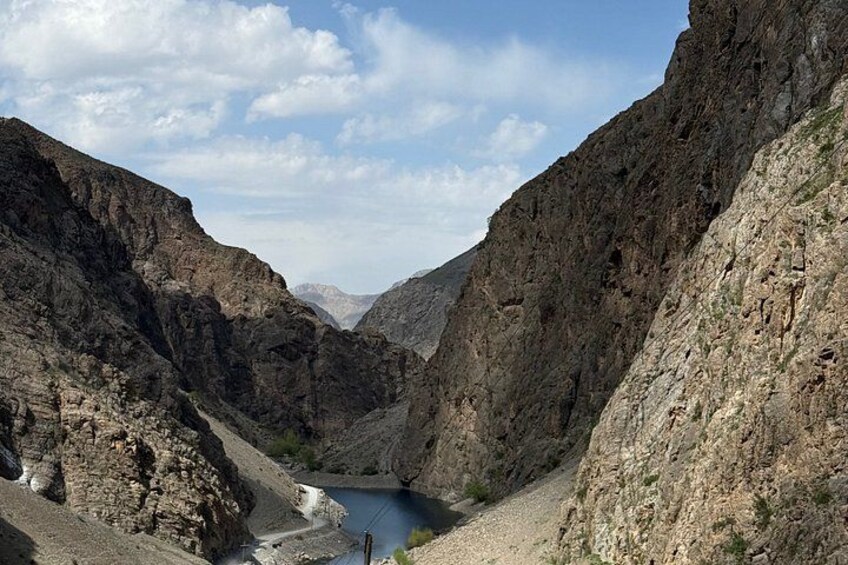 Un canyon escarpé traversé par une petite rivière. 2