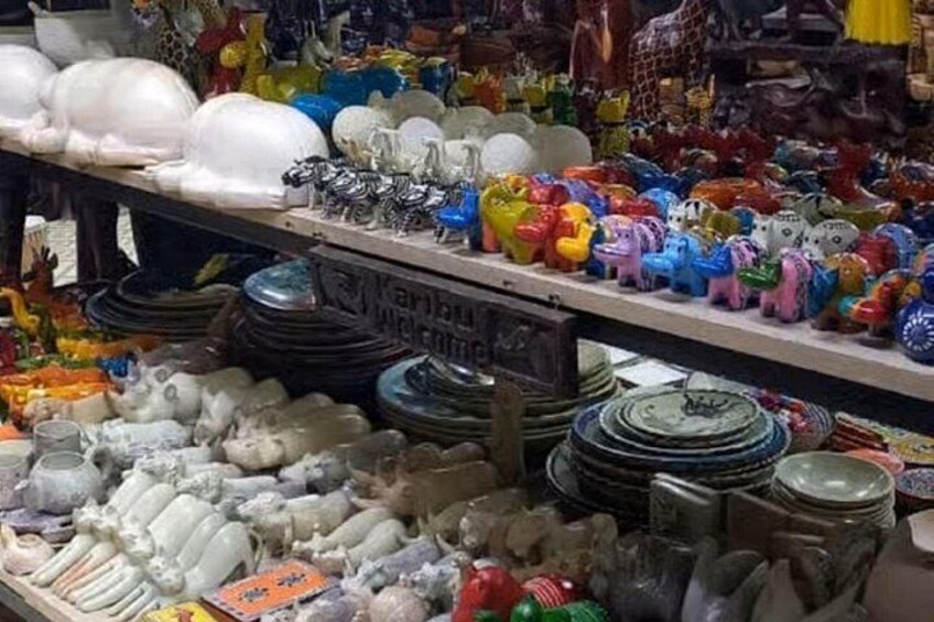 Variedad de coloridos artículos de cerámica exhibidos, incluyendo platos, cuencos y figurillas. 5
