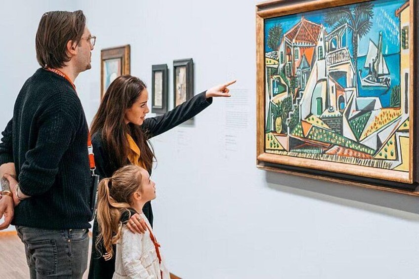 Eine Familie betrachtet ein Gemälde in einer Kunstgalerie. 4