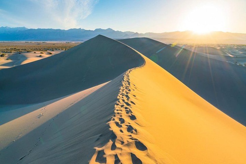 Paisaje desértico con dunas de arena y cielo despejado. 3