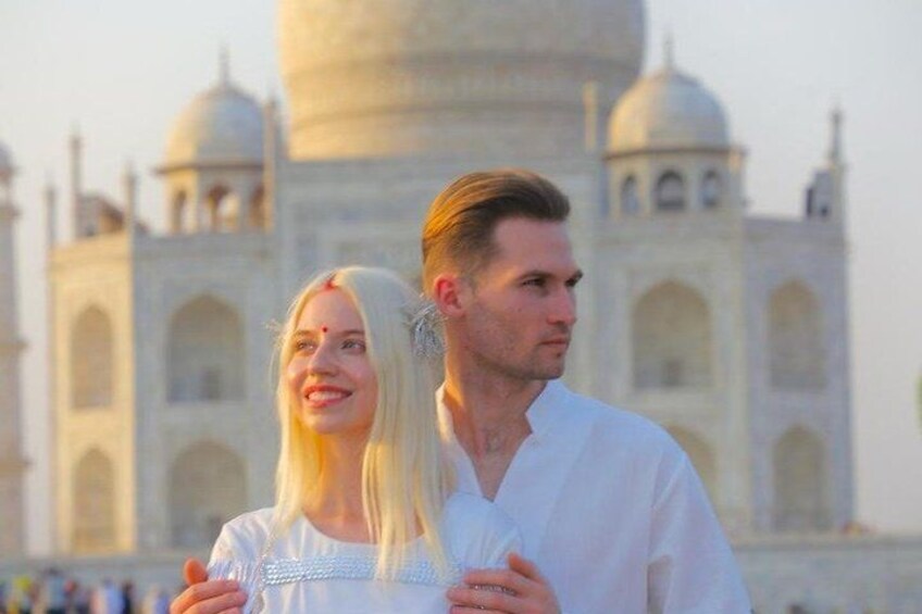 A couple standing in front of the Taj Mahal. 5