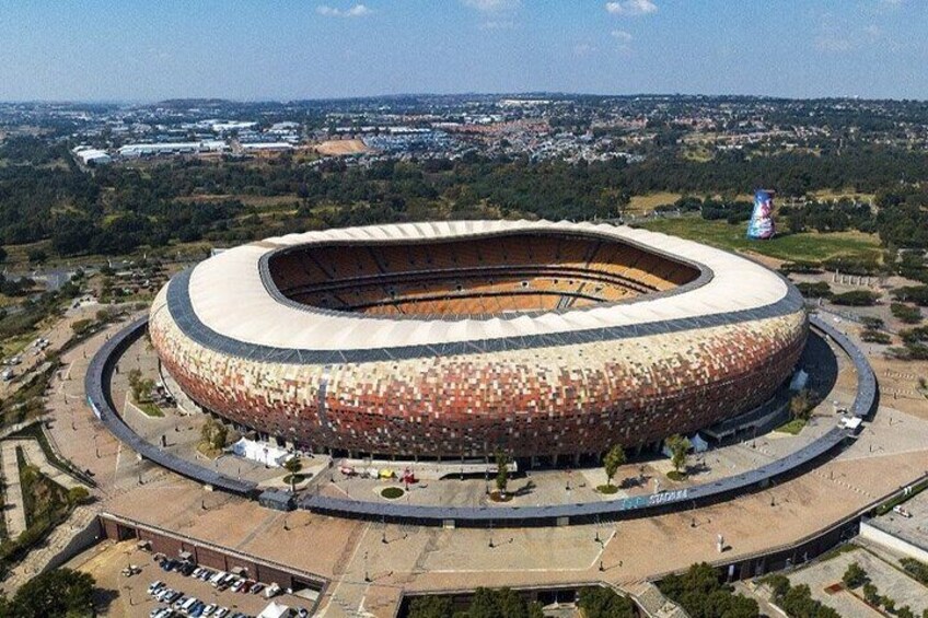 Un estadio grande con un llamativo diseño de mosaicos en su fachada. 1