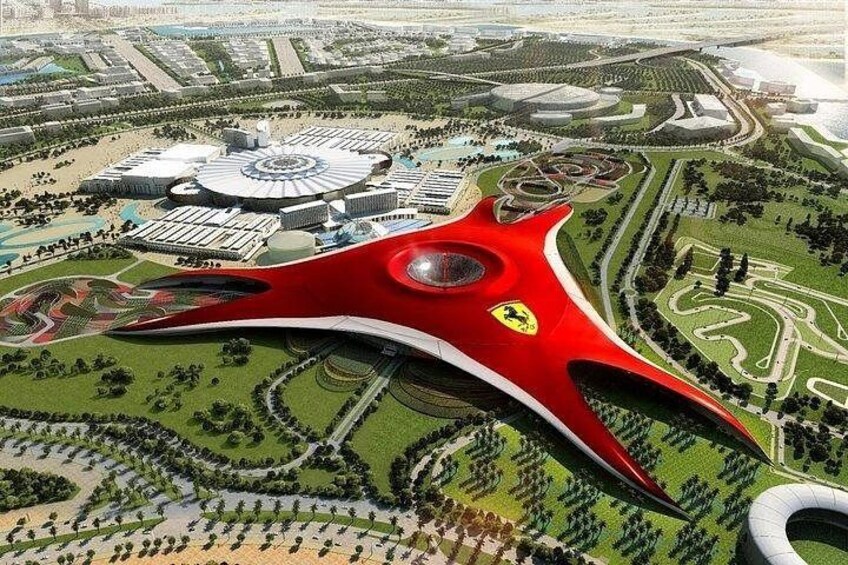 Une grande roue rouge, un bâtiment circulaire surmonté d’un dôme central et un circuit de course. 4