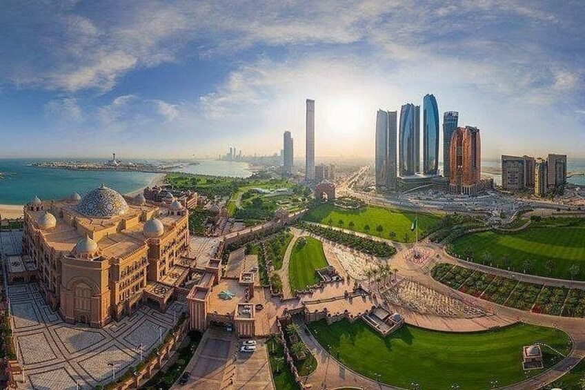 Un paysage urbain avec des gratte-ciel modernes, une mosquée et une zone côtière. 2