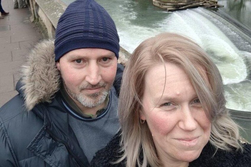 Zwei Personen in Winterkleidung in der Nähe eines Wasserspiels. 2