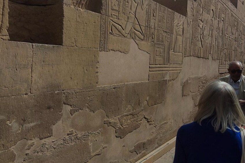 Oude Egyptische hiërogliefen op een stenen muur. 4