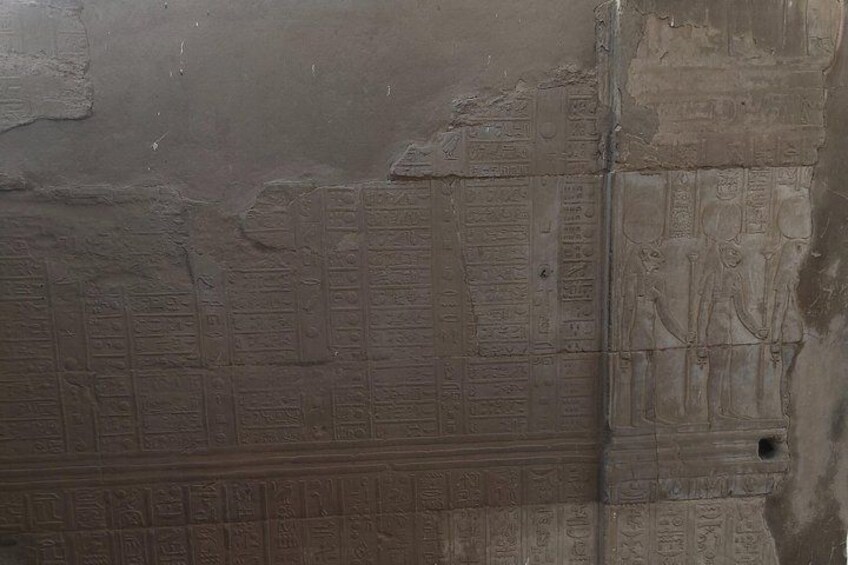 Een oude Egyptische muur met hiërogliefen en een klein gaatje. 2