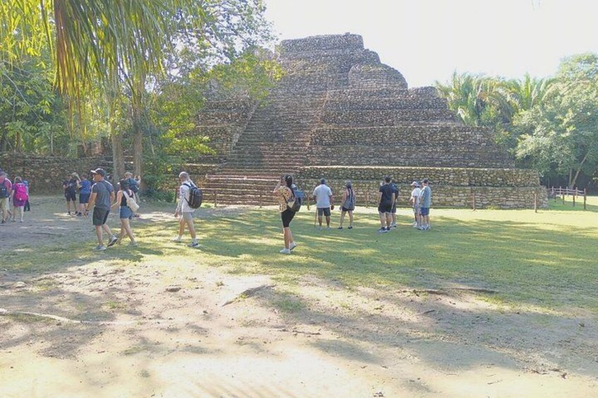 Een grote, oude piramide met toeristen eromheen. 2
