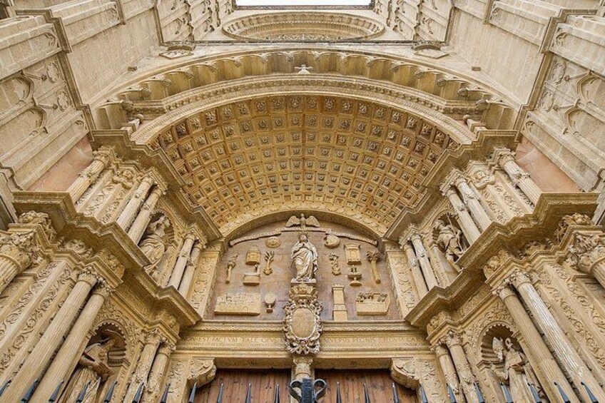 Une structure architecturale richement décorée, ornée de sculptures détaillées et surmontée d’une statue centrale. 2