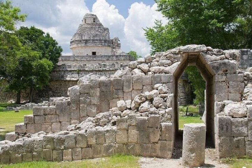 Des ruines anciennes en pierre, avec un grand temple en arrière-plan. 2