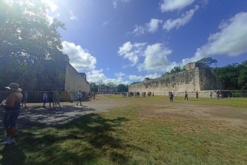 Un site historique doté de grands murs de pierre et d’une zone herbeuse. 4