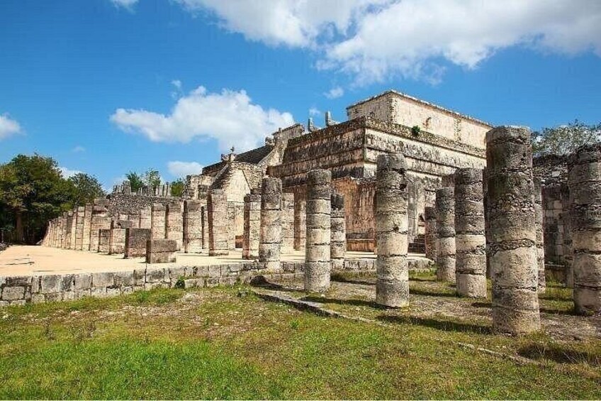 Vestiges d’un ancien bâtiment en pierre, avec des colonnes et une grande construction. 3
