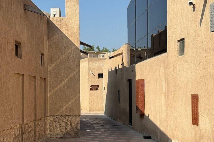 Un callejón estrecho con arquitectura tradicional, que incluye paredes de piedra y marcos de madera. 4