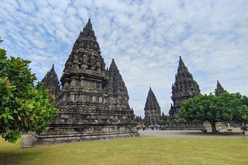 Sunrise at Punthuk Setumbu, Borobudur and Prambanan Temples 3