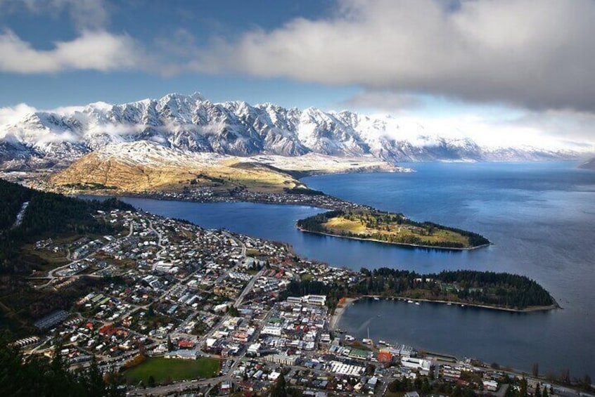 En kuststad med en hamn, omgiven av berg och en stor sjö eller ett stort hav. 1