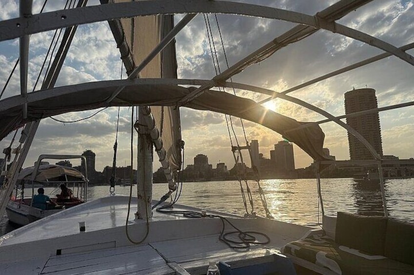 Un velero con un horizonte urbano de fondo. 2