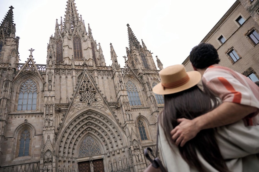 Una catedral histórica con detallada arquitectura gótica, que incluye arcos apuntados y elaborada cantería. 3