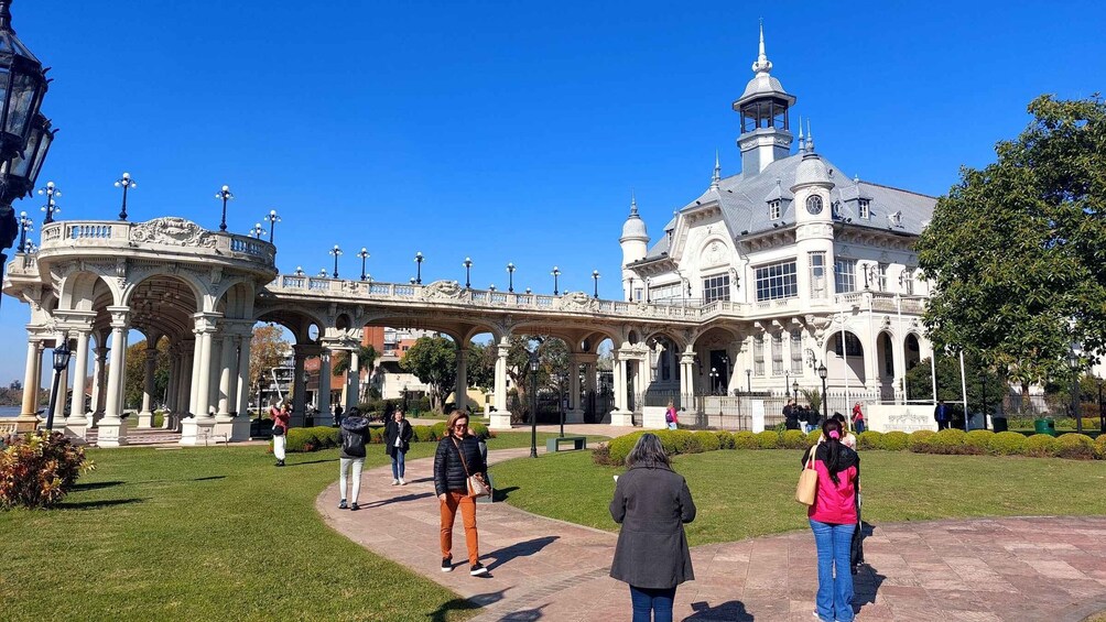 A historic building with ornate architecture, a large dome, and a bridge with columns. 2