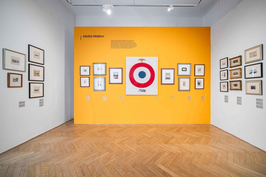 Ett konstgalleri med trägolv och inramade konstverk utställda. 2
